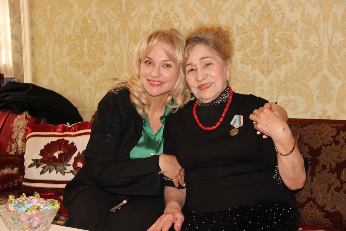 Заслуженную артистку России Бурлият Эльмурзаеву наградили медалью «За доблестный труд».